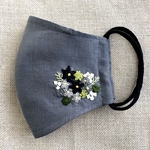 刺繍マスク　モノトーンの花のブーケ　薄手グレーリネンとダブルガーゼ　痛くならない柔らかな耳ゴム使用　ノーズワイヤー入り