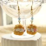 ホイップタップリのシュークリームピアス（スカイブルーのスワロフスキー）