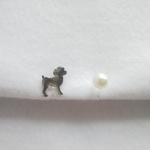 529h.Ac*b2 dog プードル犬系シルエット&パール アシメ 樹脂イヤリング