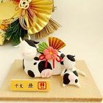   干支　丑年　置物❶　（モーお腹いっぱいでウトウト編）