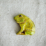 カエル　ブローチ