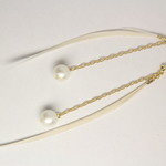★SALE★スノーパールとwhite featherピアス