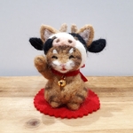羊毛フェルトのお正月飾り　牛帽子の招き猫（トラ）