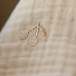 （ベージュ刺繍）さくらんぼ刺繍の3重ガーゼ生地