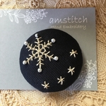 刺繍 くるみボタン (雪の結晶) ブローチ ヘアゴム 