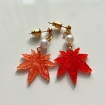 ゆらゆら紅葉のピアス/イヤリング オレンジ色と赤色の左右違い