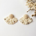 フリルレース　ガラスビーズ　イヤリングorピアス(オフホワイト&ベージュ)No.20-1101