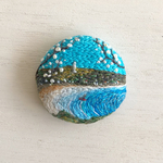 白梅の咲く海辺の街の手刺繍ブローチ