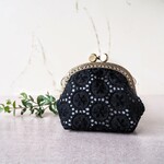 まあるい刺繍の黒いがま口ポーチ