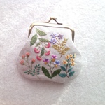 リネンと刺繍の野の花がま口  A
