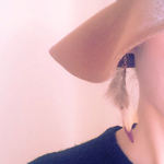 羽とタッセルピアス