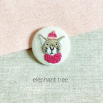 寒がりなベージュ猫の刺繍【ピンク】(ヘアゴム/ブローチ)38mm