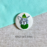 寒がりな灰色猫の刺繍【緑】(ヘアゴム/ブローチ)38mm