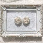 「ぽこぽこ刺繍ボタンの耳飾り」☁️結婚式☁️クリスマス☁️冬☁️ニット素材☁️