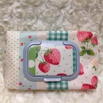 mini  イチゴグリーン／ ウェットティッシュ・お出かけおしりふきケース