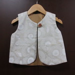 sale 　子どもベスト(オフ白花)サイズ９０