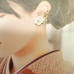天供島の純白ちりめんイヤーカフ イヤリング ピアス A級ガラスビジュー 蝶 和 結婚式 オランピアソワレ 