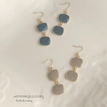 ☆くすみcolor♪♪ブルー・グレーデザインチャームピアス／イヤリング☆ゆらゆら揺れる
