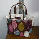 キャンバス地の葉っぱ柄仕切りつきトートバッグ