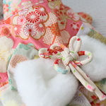 🎍🆕🌟ちりめん生地のリボンが可愛いワンコ晴れ着💕〖花柄ピンク×菊の帯〗花ちらし：（犬服）🎍
