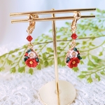 ちっちゃいつまみ細工のイヤリング／ピアス　ドロップ　椿