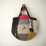 モノトーン　シンプルパッチ　６枚はぎ　ころんバッグ Ｓサイズ　前ポケット　ネコ刺繍♪ドット　麻　黒　
