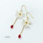イーネオヤ＊花としずくの揺れるピアス　ホワイト×ルビー