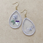 オーガンジー刺繍　ビオラの押し花風ピアス/イヤリング
