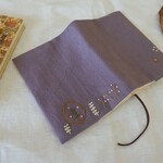 3000→2500円　朝の静けさ　手刺繍　文庫本　ブックカバー　ふじ色