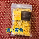 蜂の巣から作ったミツロウ(濃い黄色)