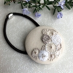 花刺繍 のくるみボタン ヘアゴム（ホワイト）