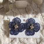 刺繍フラワーとビジューのピアス