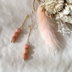 サンゴピンクのトキメキ　チェコガラスのイヤリング　ノンホールピアス