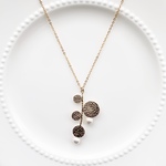 【限定1点】ボタニカルモチーフとコットンパールのロングネックレス