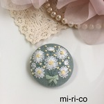 マーガレットとかすみ草の花束 ブローチ／ヘアゴム