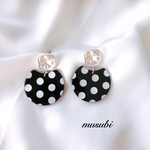  シルバー×水玉ピアス ゆらゆら揺れるモノトーンピアス