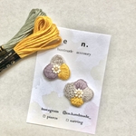 おはな（マスタード）　::ビーズ　刺繍　ビーズ刺繍　樹脂　樹脂イヤリング　樹脂ピアス　アレルギー対応　ラッピング　花　パール::