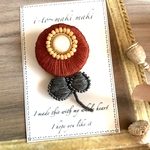 まんまるスプレーマムの刺繍ブローチ＊ビジュー＊テラコッタ