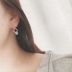 おはなのささやき（mat light blue）樹脂ピアス　樹脂イヤリング