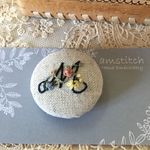 イニシャル 刺繍 くるみボタン (M) ブローチ/ヘアゴム 