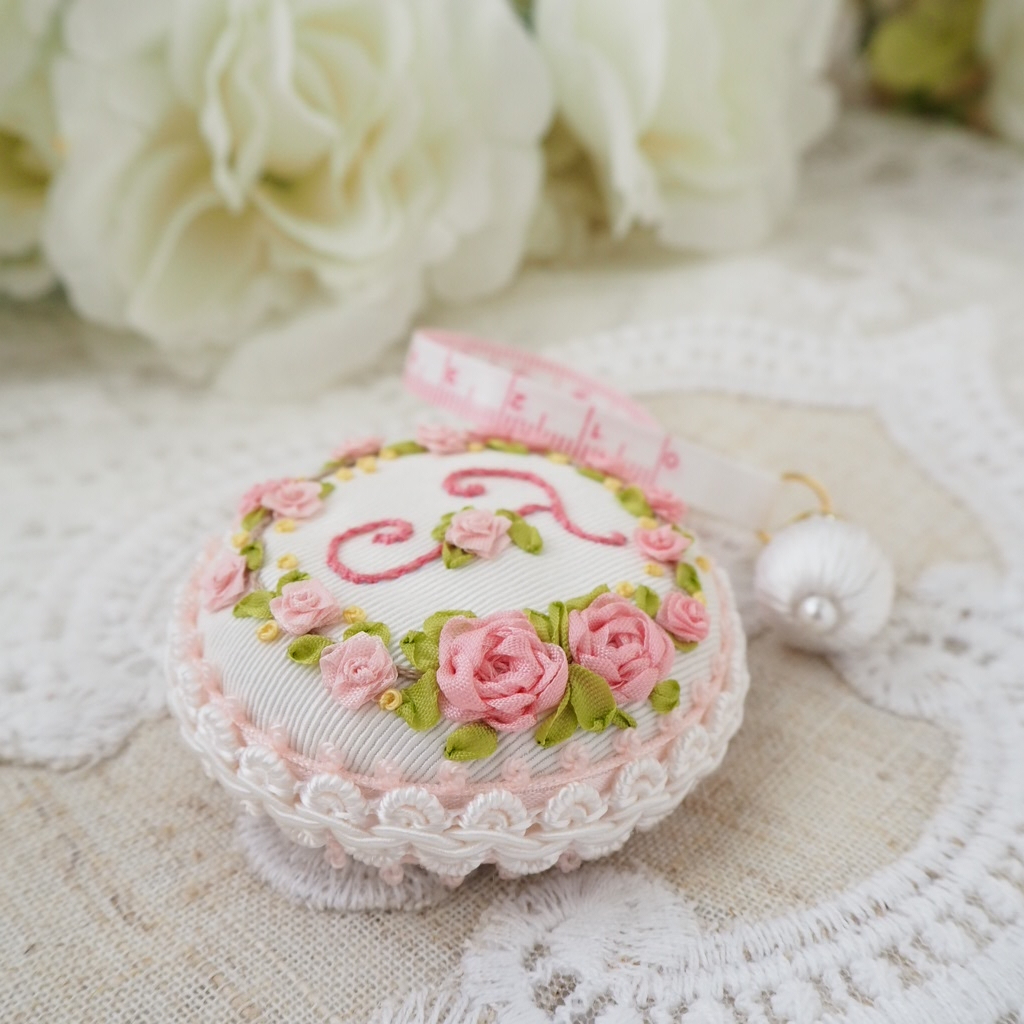 刺繍がきれいなクッション　❸ マカロン 限定】セット販売のイニシャルT お花刺繍マカロンメジャーとピン