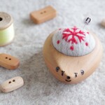 羊毛ピンクッション（針山）　はりねずみ　snow crystal　赤色