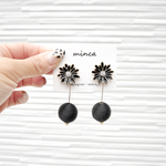 𓐍フラワー×糸巻きビーズボール𓐍ピアス・イヤリング   インポート　金属アレルギー対応　樹脂　大人可愛い　お呼ばれ　結婚式　二次会　キレイめ　ゴールド　　大人カジュアル　モノトーン　揺れる