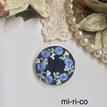 青薔薇の花刺繍 　ブローチ/ヘアゴム（中）