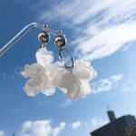 #105    再再販♡    ホワイト　じゃらじゃら　フラワー　シルバー　メタル　ボール　オーバル　ピアス　イヤリング　🌹