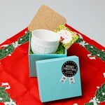 カップ　白（編み目模様）Xmasコフレ(ｺﾙｸｺｰｽﾀｰ付き)