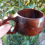 　　ウオールナットの樹で作った一木彫りコーヒーカップ