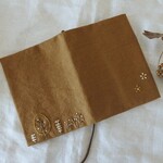朝の静けさ　手刺繍　文庫本　ブックカバー　マロン色