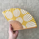 まんまる小花があつまるマスタードイエローの北欧柄扇子(おそろい柄のケースつき)