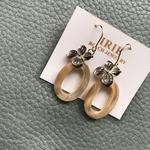 ブラウンシェルフラワーとベージュオーバルシェルリングのピアス